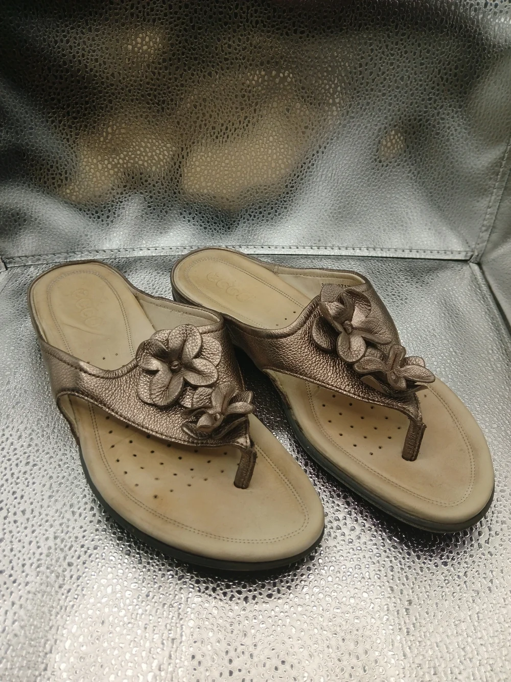 Ecco Bronze Floral Thong Sandals Women's Size 39/8-8.5